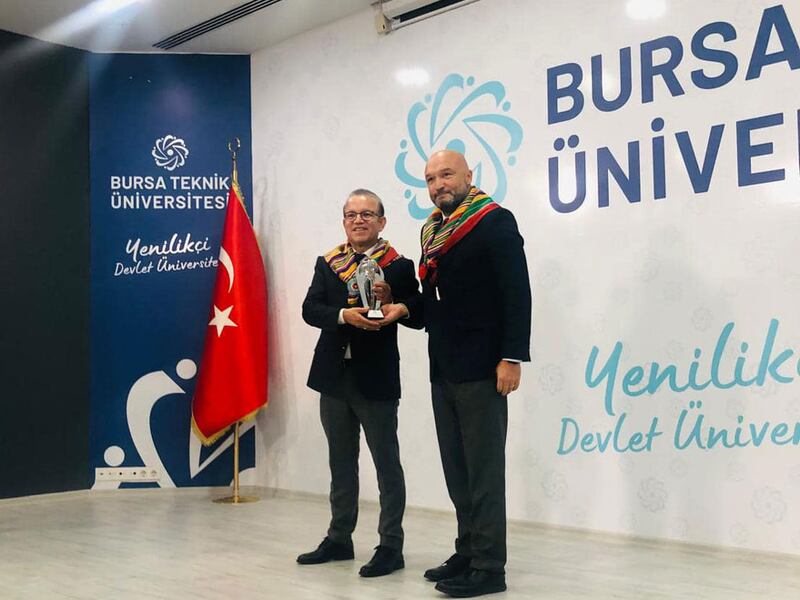 ئەنقەرە ئۇنىۋېرسىتېتى ئوقۇتقۇچىسى، پىروفېسسور دوكتور ئەركىن ئەمەتكە «ئەلى ئىززەت بىگوۋىچ سىياسەت، تىنچلىق ۋە دىپلوماتىيە» مۇكاپاتى بېرىلدى. 2024-يىلى 3-ئۆكتەبىر، بۇرسا