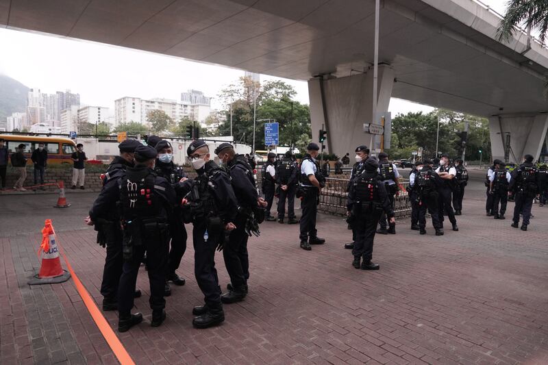 踏入第3日審訊，警方部署現場只有數十名警員在法院外及排隊輪候位置巡邏及戒備。（石頭 攝） 