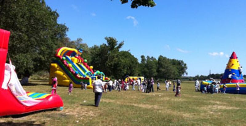 «دۇنيا مۇساپىرلار كۈنى» دالا سەيلىسىدە بالىلارنىڭ كۆڭۈللۈك ئوينىشى ئۈچۈن شارائىتلار يارىتىلدى. 2012-يىلى 16-ئىيۇن، ئىستانبۇل.