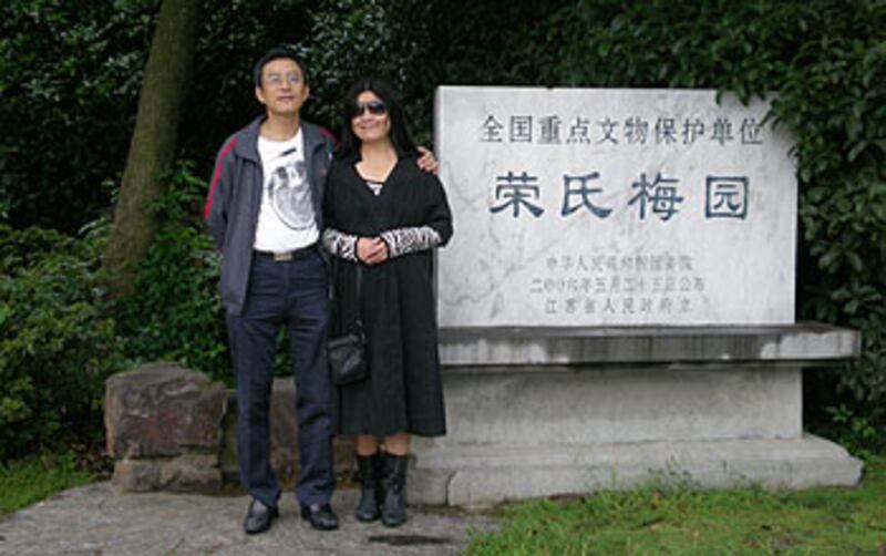 王譯與華春輝兩人難得一見的合照。（相片由王譯提供）