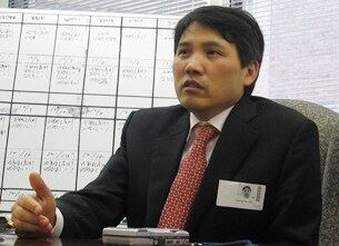 6일 서울에서 열린 토론회에 참석한 제성호 남한 인권대사는 남북통일로 가는 과정에서 북한의 인권 문제를 해결하는 일은 필수적이라고 강조했다. 사진은 2008년 12월 워싱턴의 자유아시아방송을 방문한 제 대사.