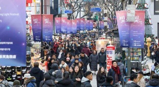 31일 오후 서울 명동 거리가 2017년의 마지막 날을 즐기러 나온 시민들과 관광객들로 붐비고 있다.