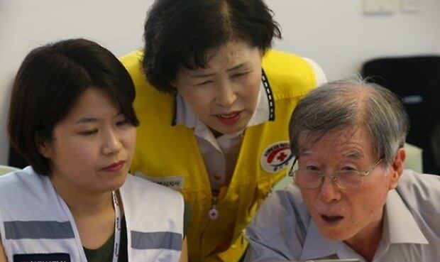 8일 오전 서울 중구 대한적십자사 이산가족찾기 신청소를 찾은 어수동(80)씨(오른쪽)가 이산가족신청서 인적사항 수정내용을 관계자들과 함께 확인하고 있다.