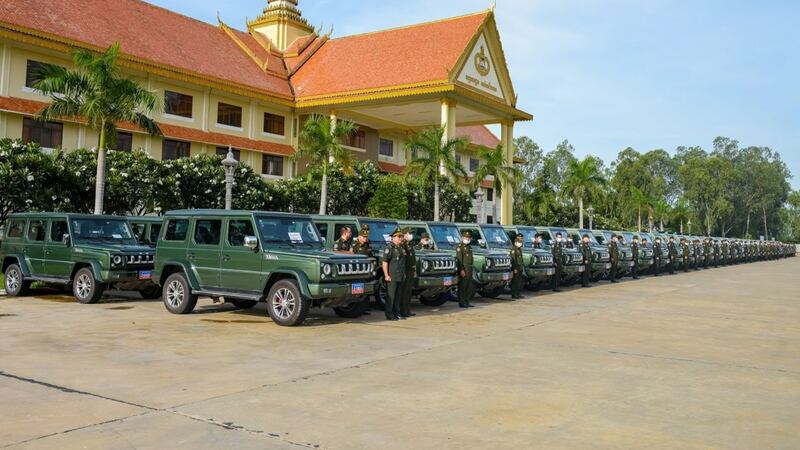 រថយន្ត​បញ្ជាការ (ហ្ស៊ីប) ផលិត​នៅ​ប្រទេស​ចិន ៧៥គ្រឿង ដែល​លោក ហ៊ុន ម៉ាណែត មេបញ្ជាការ​កងទ័ព​ជើង​គោក ប្រគល់​ឱ្យ​កងទ័ព​ជើង​គោក នៅ​ថ្ងៃ​ទី៧ ខែតុលា ឆ្នាំ២០២០។