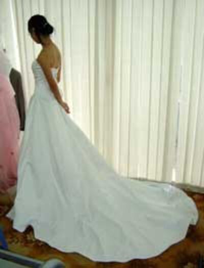 Một Cô dâu Việt Nam đang thử áo cưới (ảnh minh họa). Photo courtesy of webtretho.com