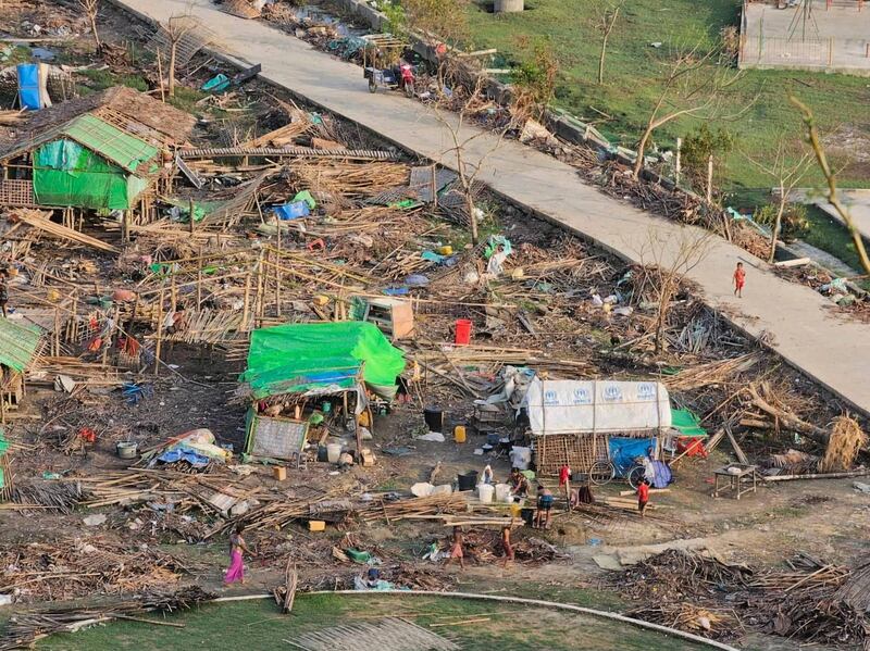 မိုခါမုန်တိုင်းကြောင့် ရသေ့တောင်မြို့နယ် စေတီတောင်အရှေ့ စစ်ဘေးဒုက္ခသည်စခန်း ပျက်စီးသွားတာကို ၂၀၂၃ ခုနှစ် မေလ ၂၅ ရက်နေ့က တွေ့ရစဉ်။ (Photo : RFA)