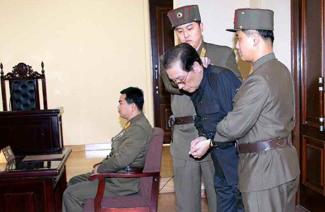 북한은 12일 국가안전보위부 특별군사재판을 열어 장성택에게 '국가전복음모의 극악한 범죄'로 사형을 선고하고 이를 바로 집행했다. 양 손을 포승줄에 묶인 장성택이 국가안전보위부원들에게 잡힌 채 법정에 서 있다. 