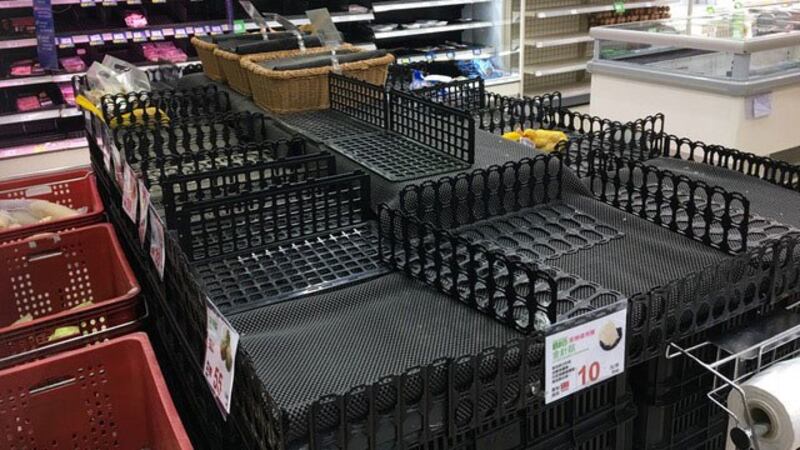 双北宣布进入三级警戒，卖场货架抢购一空。(记者 黄春梅摄)