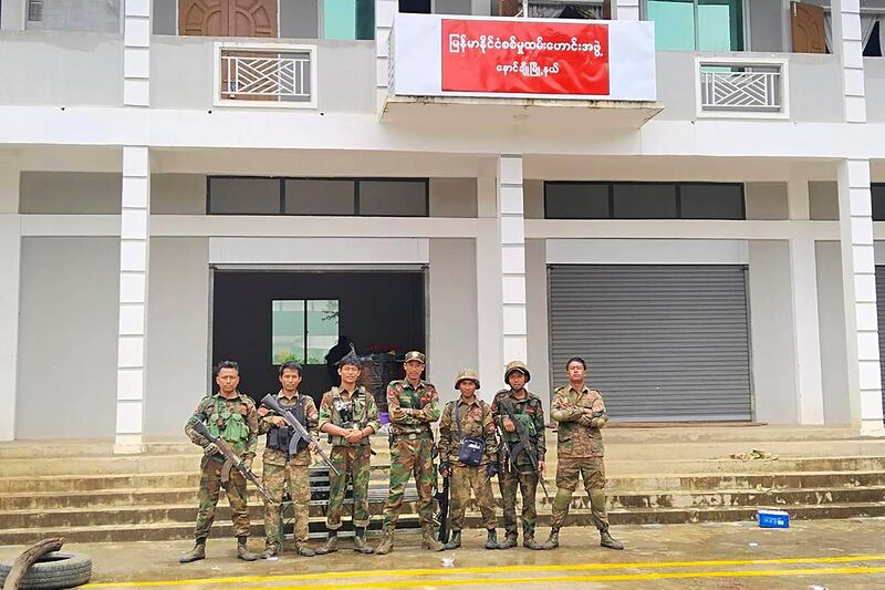 တအာင်းအမျိုးသားလွတ်မြောက်ရေးတပ်မတော်နှင့် မန္တလေးပြည်သူ့ကာကွယ်ရေးတပ်ဖွဲ့မှ တပ်ဖွဲ့ဝင်အချို့ကို ရှမ်းပြည်နယ် နောင်ချိုမြို့နယ်ရှိ မြန်မာနိုင်ငံစစ်မှုထမ်းဟောင်းအဖွဲ့ အဆောက်အအုံရှေ့တွင် ၂၀၂၄ ခုနှစ် ဇွန်လ ၂၆ ရက်နေ့က တွေ့ရစဉ်။ (Mandalay People's Defence Force via AP)