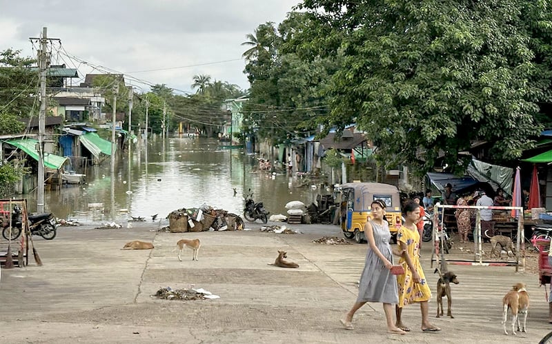 ရေကြီးရေလျှံဖြစ်နေသည့် ပဲခူးတိုင်း ပဲခူးမြို့တွင် ရေပြန်ကျသွားသည်ကို ၂၀၂၃ ခုနှစ် အောက်တိုဘာလ ၁၃ ရက်တွေ့ရစဉ်။ (Photo: RFA)