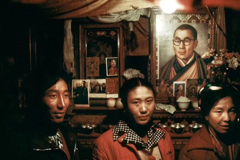 图片：1985年，摄影大师马克·吕布（Marc Riboud)在拉萨等藏地拍摄了许多照片。这是其中一张，在藏人家庭的佛堂里供奉着尊者达赖喇嘛的画像。（唯色提供）