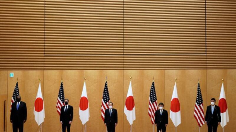 2021年3月16日，日本首相菅义伟（中）在东京与举行美日2+2会谈齐声谴责中国，加强美日同盟和关注台海稳定。（路透社）