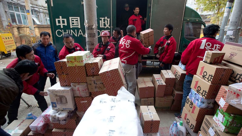 中国快递行业蓬勃发展，商家标榜可降解的绿色包装，堆肥设施却存在大缺口。（美联社）