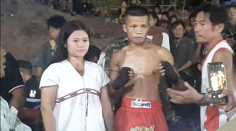 ၂ဝ၂၄ ခုနှစ် ဇန်နဝါရီလ ၂၇ ရက်နေ့က မဲဆောက်မြို့တွင် ကျင်းပသည့် မြန်မာ့ရိုးရာလက်ဝှေ့ပြိုင်ပွဲတွင် ပါဝင်ယှဉ်ပြိုင်ခဲ့သည့် လူငယ်စ်ဦး။ (Photo: RFA)
