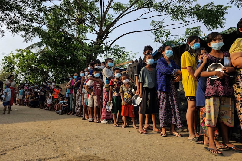 ရန်ကုန်တိုင်း၊ ဒဂုံဆိပ်ကမ်းမြို့နယ်မှာကိုကြီးနှင့်ညီအစ်ကိုမောင်နှမများပရဟိတအဖွဲ့ နံနက်စာအဟာရ ၂၀၂၃ ခုနှစ် မေ ၂၇ ရက်နေ့က လှူဒါန်းနေစဉ်။ (Photo : RFA)