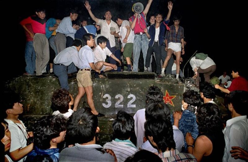 日本政府1989年在中国政府血腥镇压学生民主运动后，对中国采取温和政策。学者专家认为如今看来是错误的。(美联社)