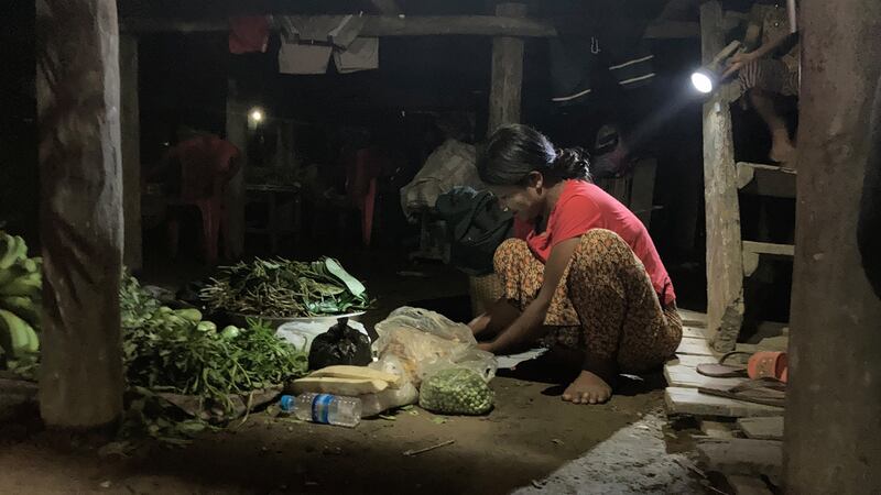 အရုဏ်တက်ချိန် ဘောလုံးကွင်းစျေးတွင် ရောင်းချမည့် အသီးအရွက်များကိုပြင်ဆင်ထုပ်ပိုးနေသည့် သက်တိုင်းရင်းသားသူတစ်ဦးအား ၂၀၂၃ ခုနှစ် အောက်တိုဘာလ ၁၀ ရက်နေ့က တွေ့ရစဉ်။ (Photo: RFA)