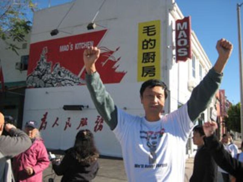 图片:陈凯等海外反共人士曾向好莱坞“毛的厨房”示威抗议。 (记者萧融拍摄)