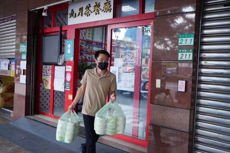 Andy馬不停蹄把糭交給「車手」。(文海欣攝)