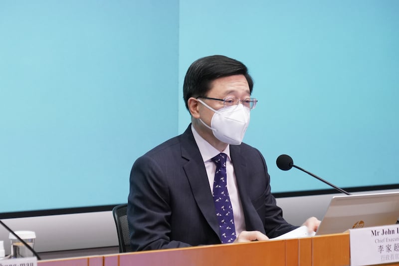 香港特首李家超指，放寬是為與內地免檢疫通關做準備，目標最遲1月15日由中央批准落實。（石頭 攝）