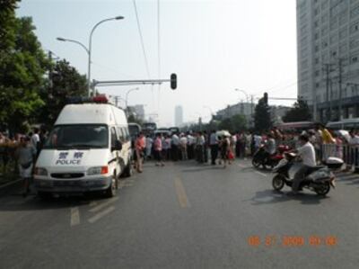 图片：武汉东沙连通工程拆迁再引发居民堵路抗议（由居民提供）