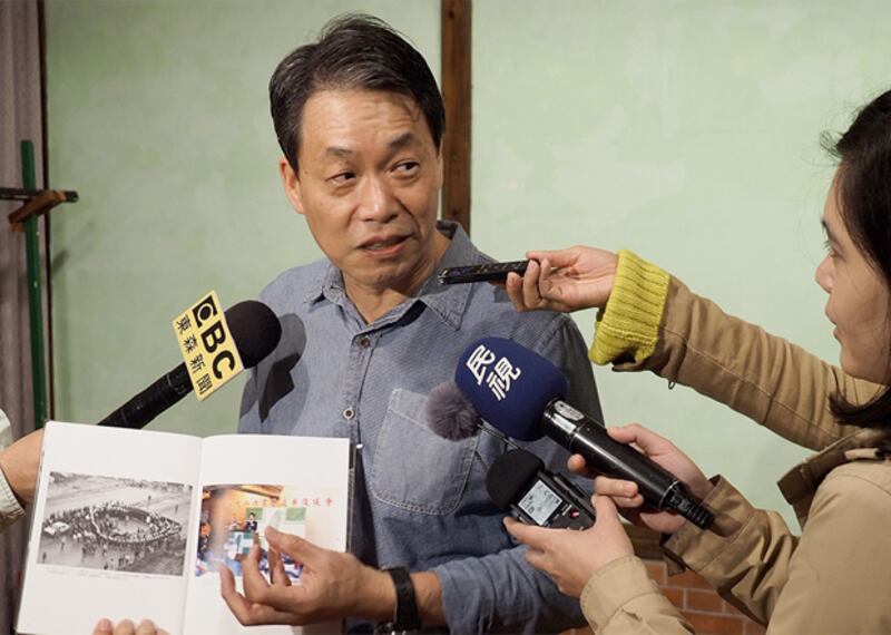 2019年12月6日,前黨外雜誌攝影工作者邱萬興︰看到當年黨外人士爭取民主示威被警察包圍的照片,其實就可看到「反送中」的狀況。(鍾廣政 攝)