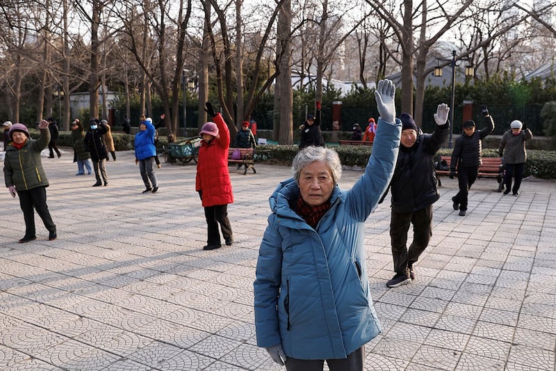 图为在北京一座公园里跳舞的老年人。中国人口连续第二年出现萎缩,而老龄人口群体仍在进一步扩大。(路透社图片)