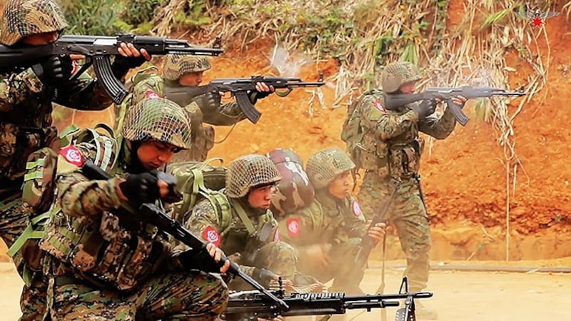 စစ်ရေးလေ့ကျင့်နေသည့် ရက္ခိုင့်တပ်တော် (AA) တပ်ဖွဲ့ဝင်တချို့အား တွေ့ရစဉ်။ (Photo: AA Info Desk)