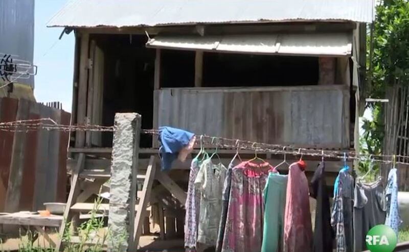 ផ្ទះ​លោកស្រី ចាន់ ស៊ីណា ដែល​សង់​នៅ​លើ​ដី​របស់​បងស្រី ក្នុង​ឃុំ​អ្នកលឿង ស្រុក​ពាមរ ខេត្ត​ព្រៃវែង។ រូបថត​ថ្ងៃ​ទី​១១ សីហា ២០១៦