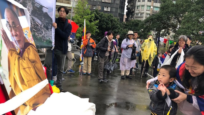藏人向达赖喇嘛肖像献哈达祈福长寿。(记者夏小华摄)