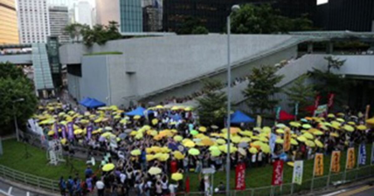 香港雨伞运动三周年 近千人默站重演放催泪弹场面 – 普通话主页