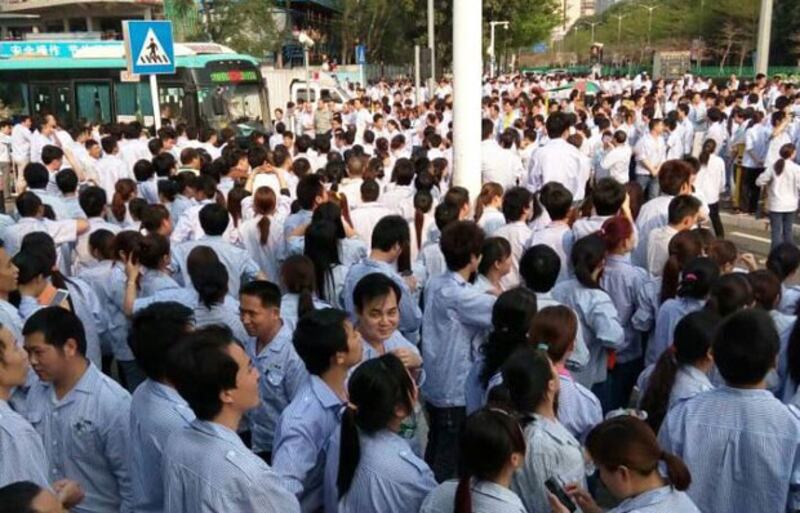 2015年3月20日,深圳市“雅駿眼鏡製造廠”五千工人,再度罷工更走出馬道堵塞,不滿資方仍拒絕解決“同工不同酬”的問題。(工人攝)