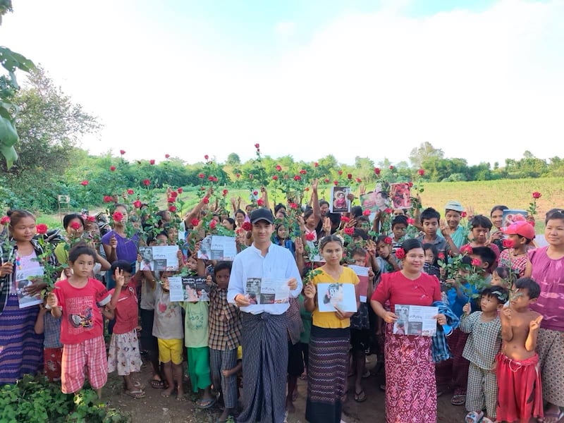 ၂၀၂၆ ဇွန်လ ၁၉ ရက်တွင် ကျရောက်သည့် နိုင်ငံတော်၏ အတိုင်ပင်ခံပုဂ္ဂိုလ် ဒေါ်အောင်ဆန်းစုကြည် ၈၁ မွေးနေ့ အတွက် နင်းဆီပန်းနှင့် မွေးနေ့ ကတ်များကိုင်ဆောင်ဆန္ဒပြနေသူများအား တွေ့ရစဥ်။