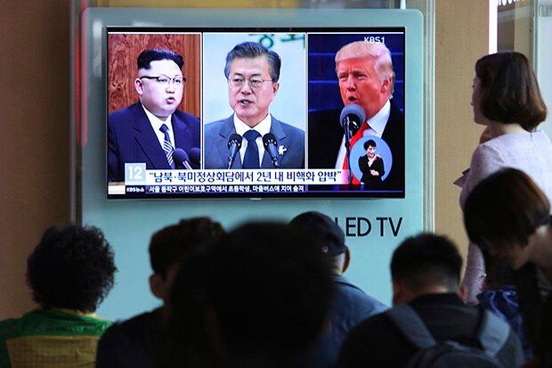 지난 4월 18일 서울역 대합실 TV 뉴스화면에 김정은 북한 국무위원장, 문재인 대통령, 도널드 트럼프 미국 대통령의 모습이 함께 보이고 있다.  