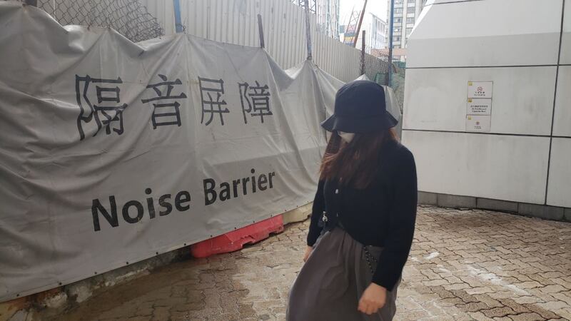 案中其中一名女被告戴帽離開法院。（余法 攝）