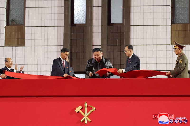 2024년 4월, 북한 황성지구 주택단지 완공식에서 참석한 김정은 국무위원장과 조용원 노동당 조직비서(오른쪽).
