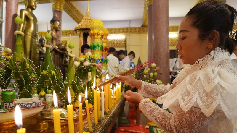 Monk on Phchum Ben day-02.jpg