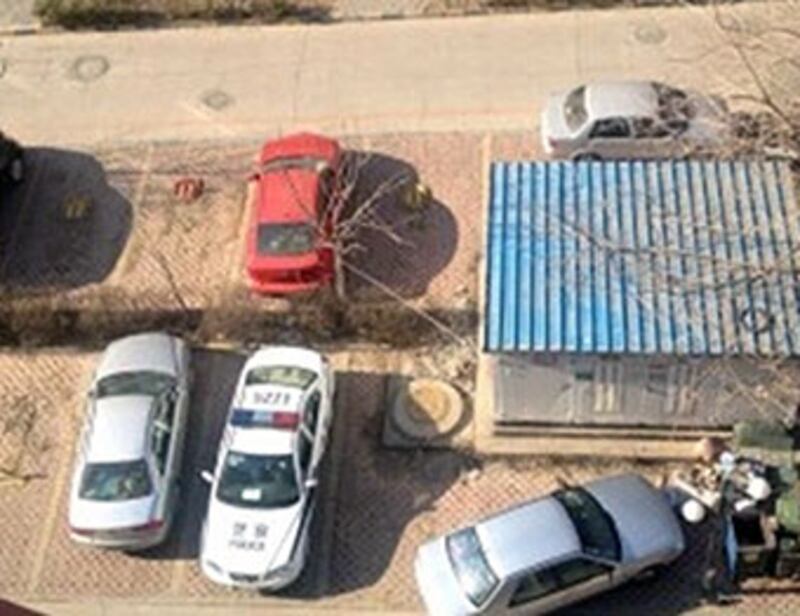 通州區一名非京籍學生家長,3月28日早上發現住所樓下停有一輛警車,她外出時遭警察阻止。(照片由家長提供)