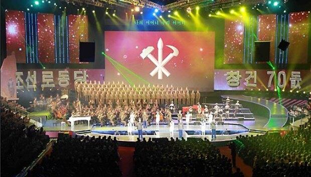 지난달 19일 조선 노동당 창건 70돌을 축하하는 공훈국가합창단과 모란봉악단의 합동공연이 열리고 있다.