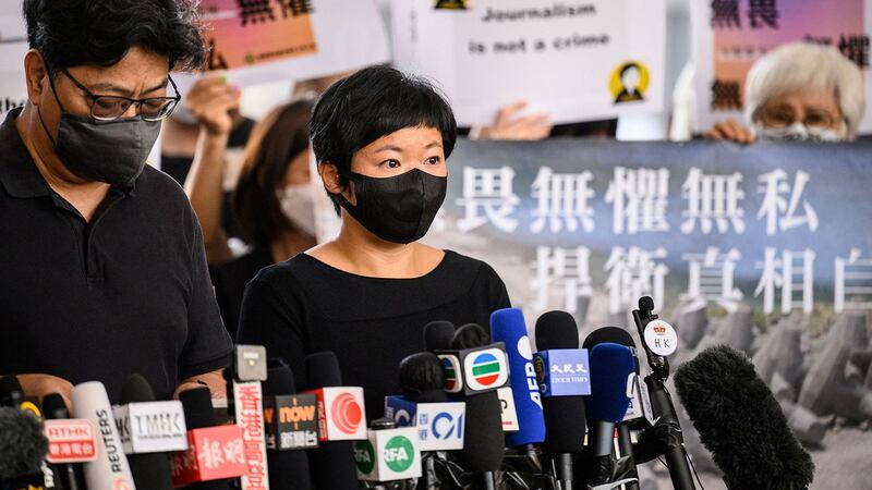 2021年4月22日，香港电台（RTHK）前编导蔡玉玲（右）在香港西九龙法院大楼向新闻界发表讲话。 （法新社）
