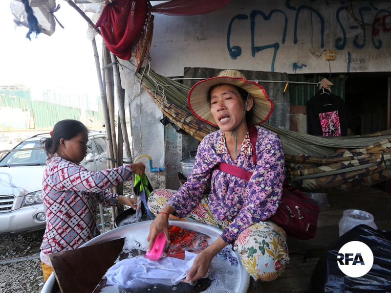 អតីត​ពលរដ្ឋ​បុរីកីឡា លោកស្រី គឹម សារ៉ន ផ្ដល់​បទសម្ភាសន៍​កាល​ពី​ថ្ងៃ​ទី​១ ខែ​មករា ឆ្នាំ​២០១៧។ RFA/Brach Chev