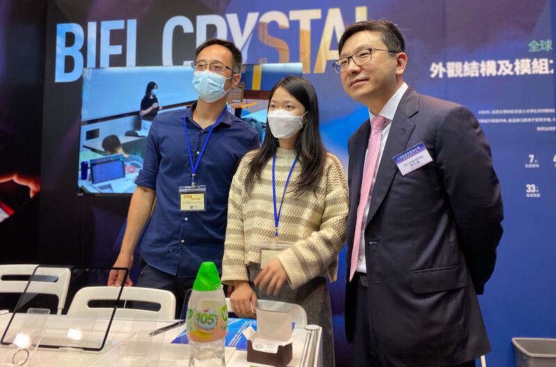 香港勞工及福利局局長孫玉菡(右),亦有出席博覽啟幕禮並與參與企業交流 。(董舒悅 攝)