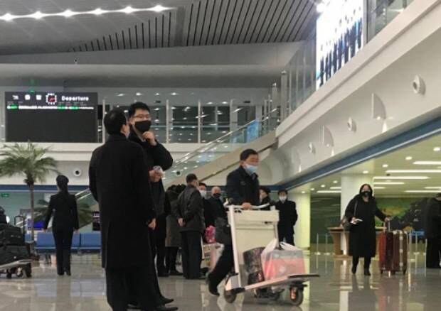 외국인들이 출국 절차 밟는 평양 순안 공항 모습. [주북 러시아 대사관 페이스북 계정 사진]