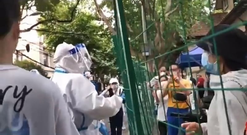 上海居民反对被封控,与防疫人员交涉。(视频截图)