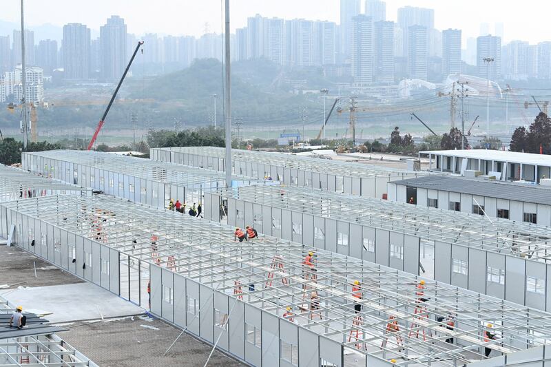图为202年11月底重庆正在建设的方舱医院。（路透社）