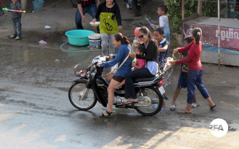 ប្រជាពលរដ្ឋ​លេង​ចាក់​ទឹក​តាម​ដង​ផ្លូវ​ជាប់​វាលស្រែ​១០០ សង្កាត់​ចម្ការសំរោង ក្រុង​បាត់ដំបង នៅ​ថ្ងៃ​ទី​១៦ ខែ​មេសា ឆ្នាំ​២០១៧។ 