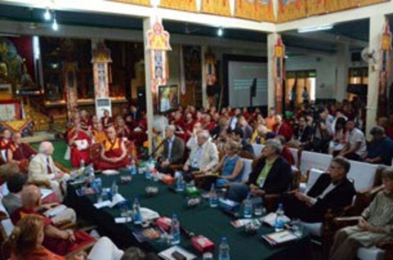 图片：美国物理学家亚瑟•札炯克在会上介绍自然科学与精神科学的区分。（记者丹珍拍摄）