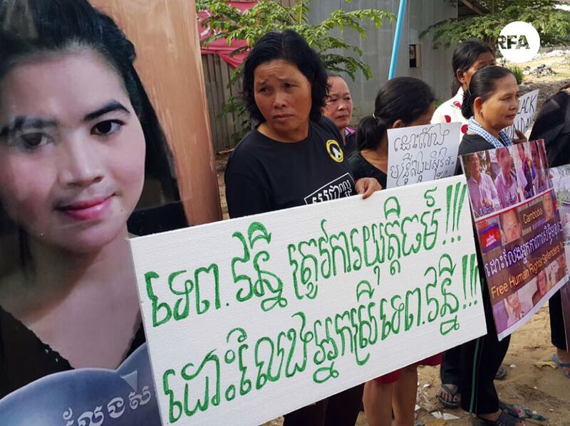 ពលរដ្ឋរងគ្រោះដីធ្លីនៅតំបន់បឹងកក់ កាន់បដាធ្វើយុទ្ធនាការថ្ងៃច័ន្ទពណ៌ខ្មៅ នាសហគមន៍បឹងកក់ នៅថ្ងៃទី១៦ ខែមករា ឆ្នាំ២០១៧។ RFA/Rann Samnang