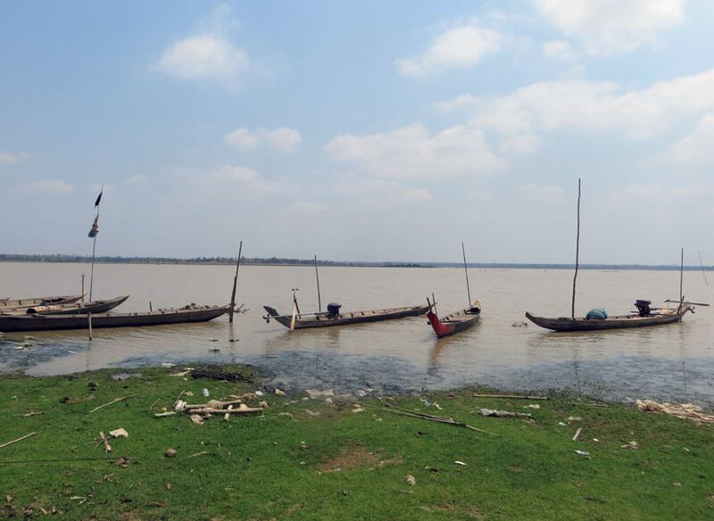 ទូក​នេសាទ​របស់​ពលរដ្ឋ​ចត​នៅ​មាត់​បឹងធំ ក្នុង​ឃុំ​មៀន ស្រុក​ព្រៃឈរ ខេត្ត​កំពង់ចាម កាល​ពី​ថ្ងៃ​ទី​២៥ មីនា ឆ្នាំ​២០១៦។