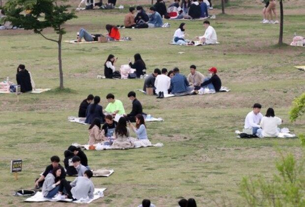 서울 영등포구 여의도 한강공원에서 시민들이 돗자리를 펴고 앉아 휴식을 취하고 있다.